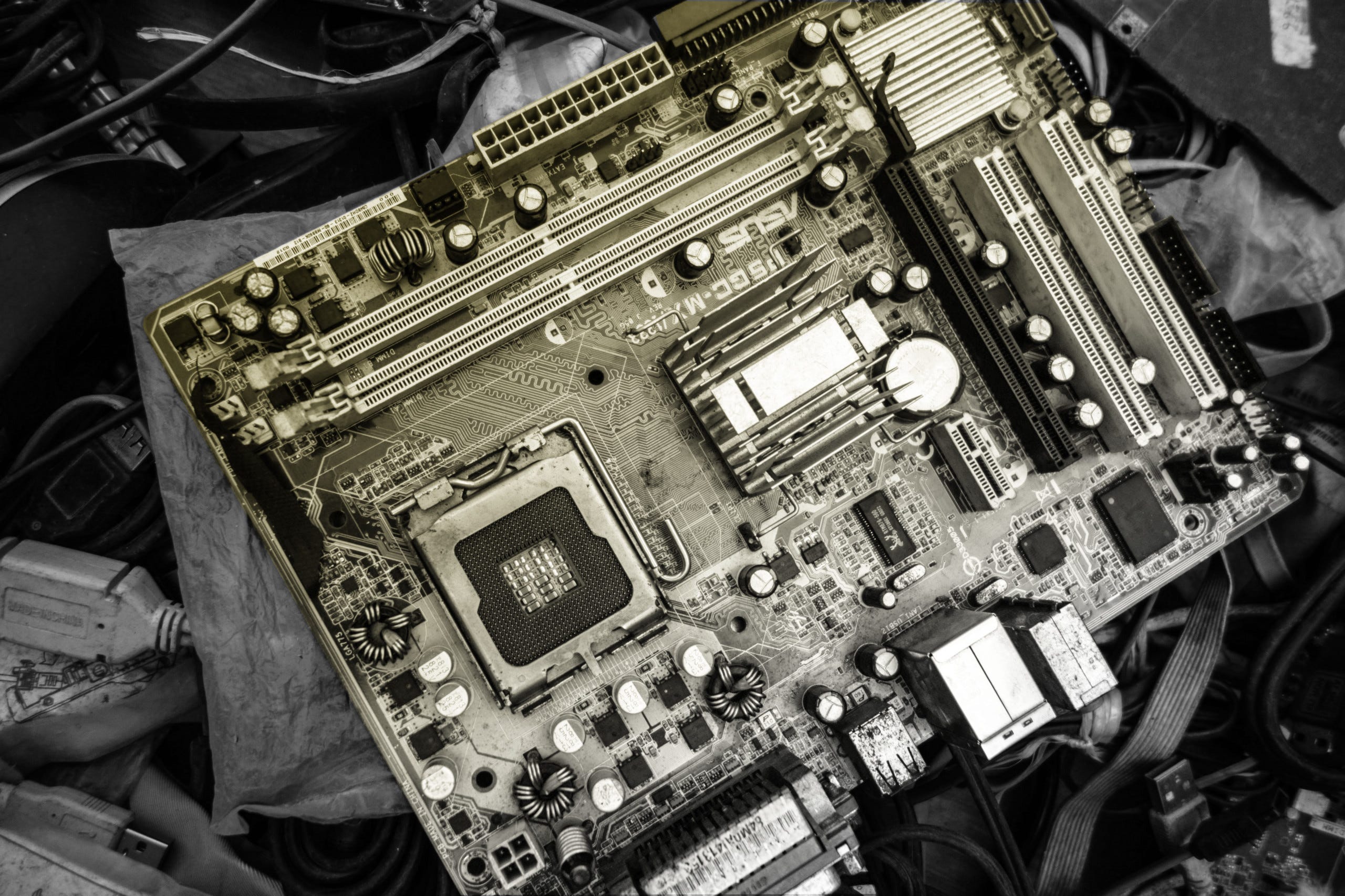The 2 Types of Hardware Architectures for Efficient Training and Inference of Deep Neural Networks